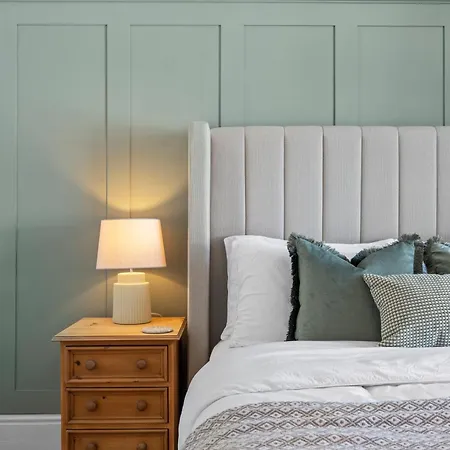 Gorgeous - 3 Bedrooms *